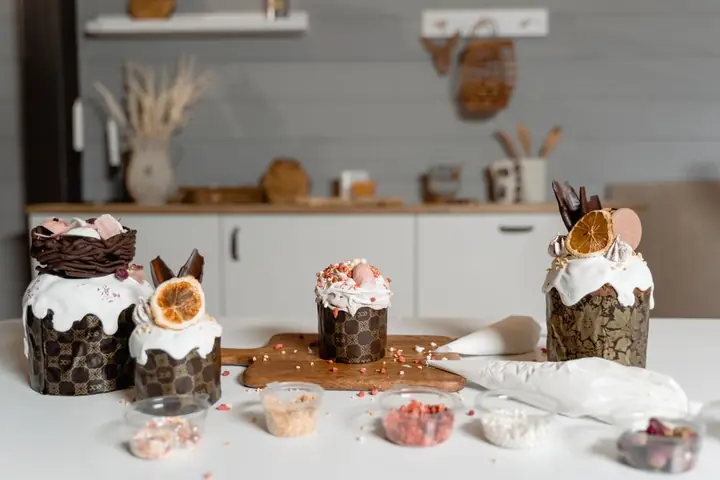 custom cake decorating process